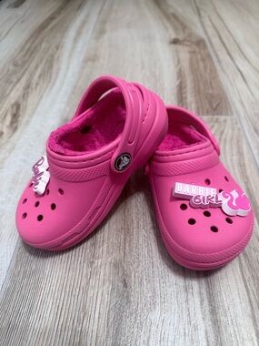 CROCS Kids Pink Fuzzy-Lined Clog Sandals with Barbie Charm Size C7 /used